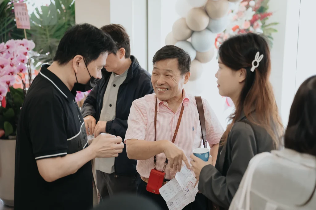 0426 0006 逐月診所開幕,來賓在室內與長輩互動交流