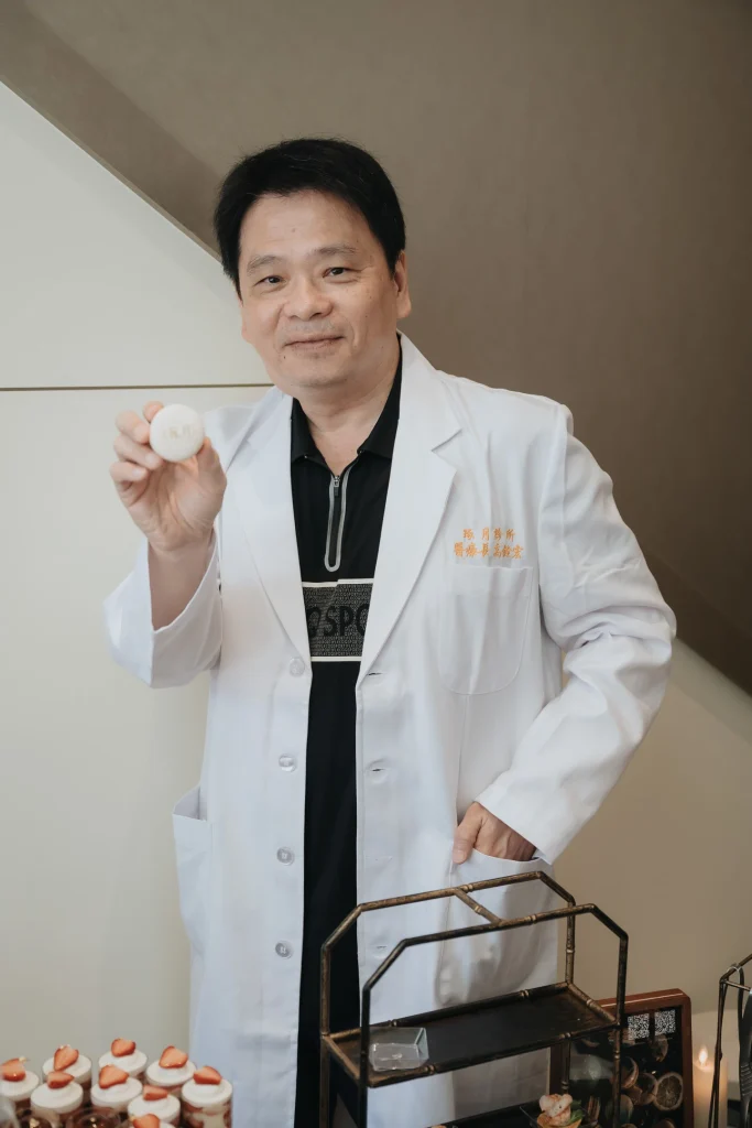 0426 0012 診所開幕紀錄,穿白袍的醫師在室內手持開幕餐點入鏡
