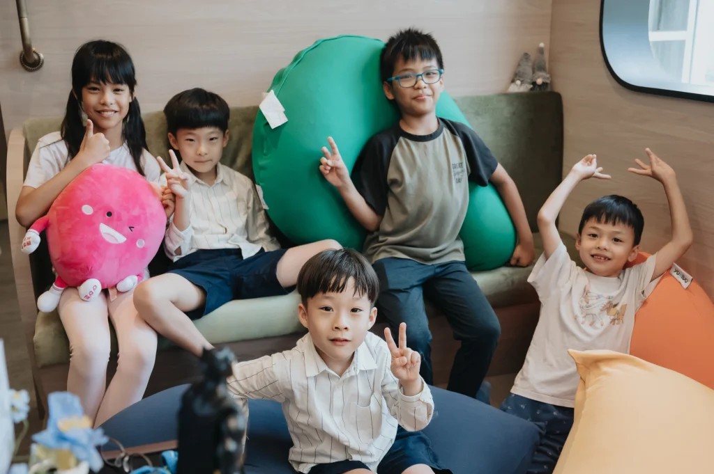 0426 0019 診所開幕活動,一家人與孩童在室內休息區合照