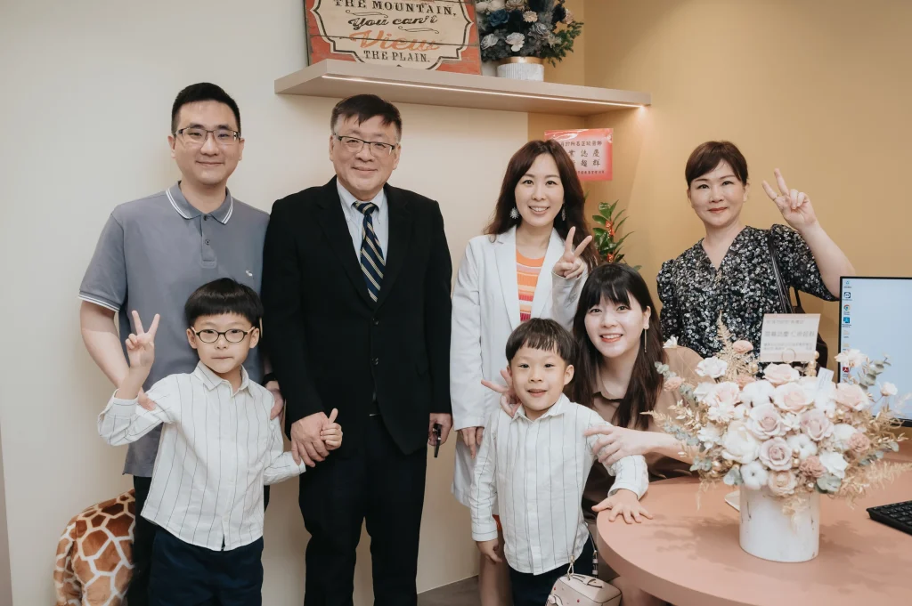 0426 0029 診所開幕紀錄,親友與孩童在室內桌邊合照