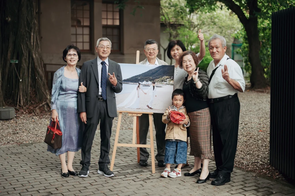 台北大院子婚禮合照，Farn 與 Tyni 和家人親友在戶外庭院合影