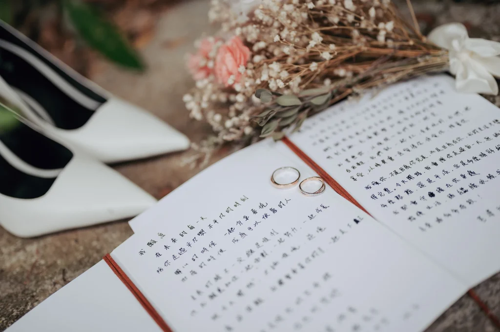 台北婚禮細節攝影，婚鞋、戒指與婚禮卡片放置在桌上的細節照片