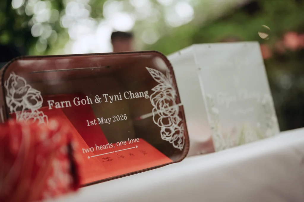 婚禮紀錄，Farn 與 Tyni 的英文姓名與婚禮日期小物特寫