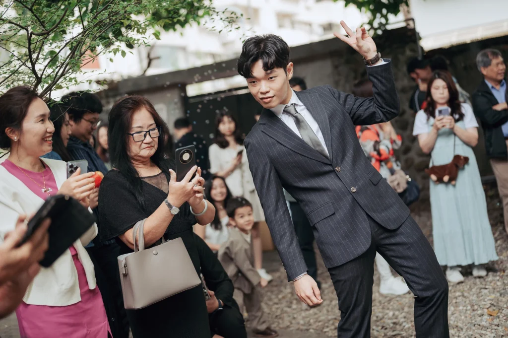 台北戶外婚禮攝影，新郎與親友在台北大院子庭院中熱鬧互動