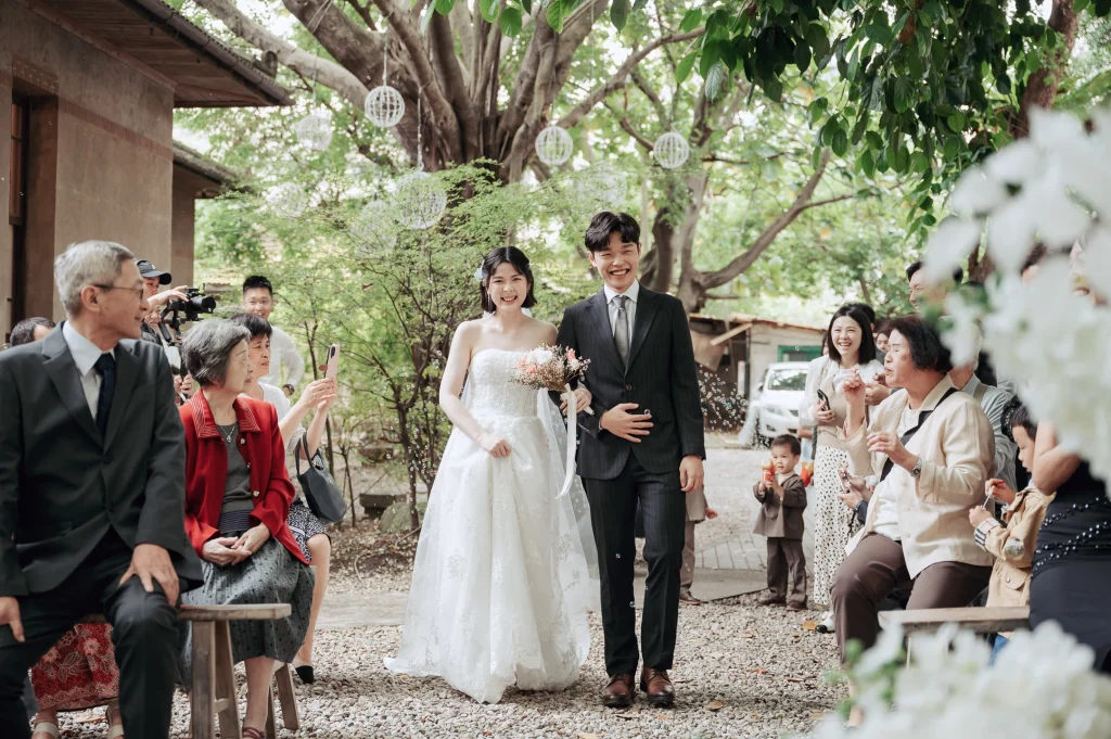 台北美式婚禮攝影，Farn 與 Tyni 手牽手走過戶外花藝拱門