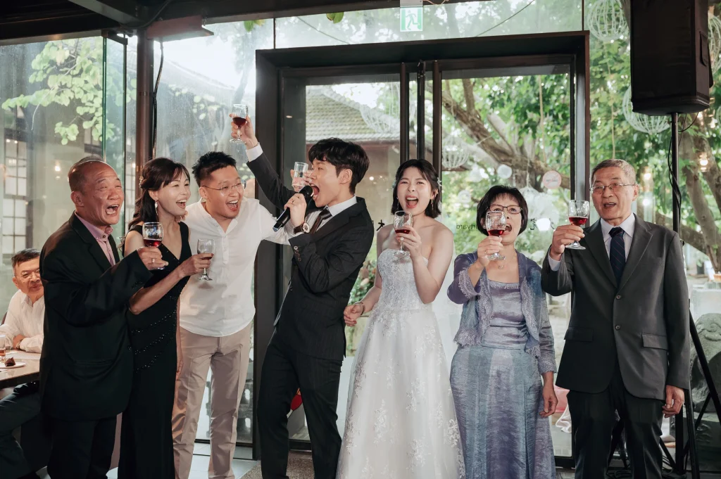 跨國婚宴乾杯，親友在台北大院子餐桌前舉杯同樂並以廣東話祝酒