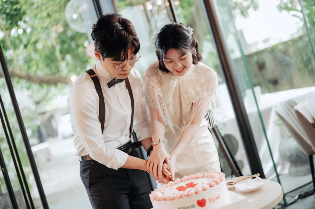 台北婚宴攝影，Farn 與 Tyni 一起切婚禮蛋糕並分享幸福時刻