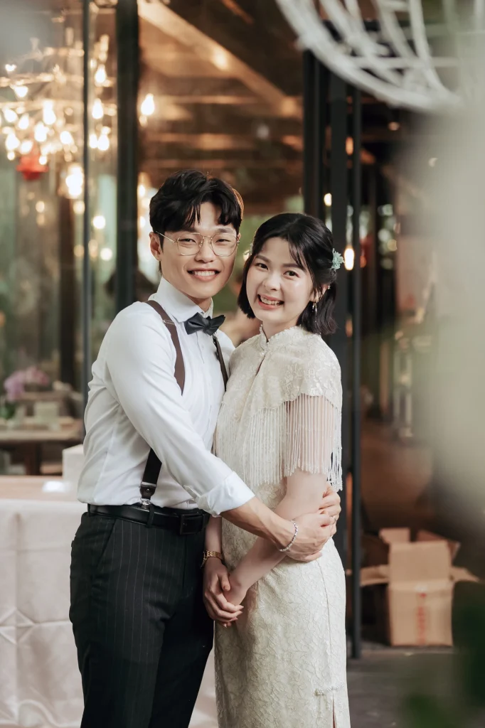 台北大院子新人肖像，Farn 從身後擁抱 Tyni，兩人在室內婚宴空間自然合照