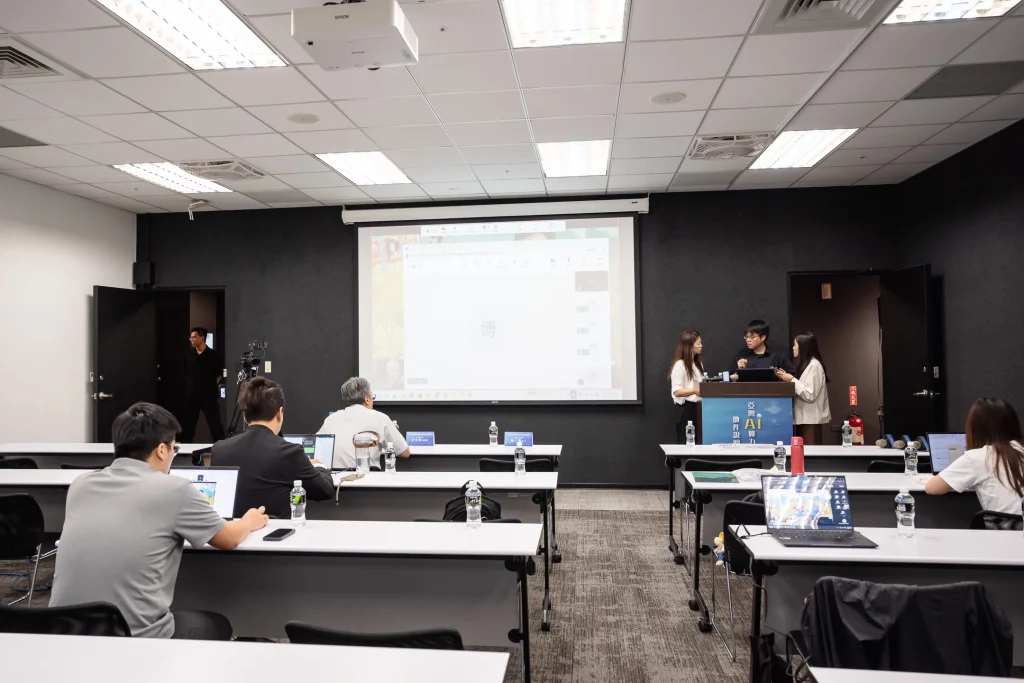 0516 0010 1 會議活動紀錄,與會者在會議室中聆聽簡報與專題分享
