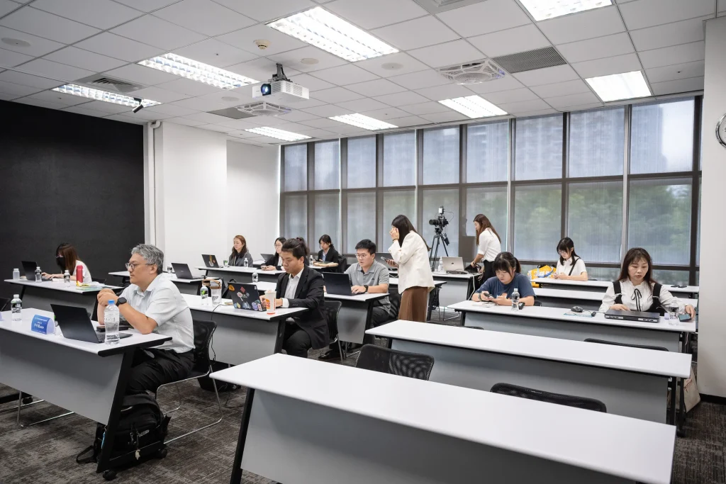 0516 0011 1 商業活動紀錄,企業代表與與會者共同參與 AI 算力交流會議
