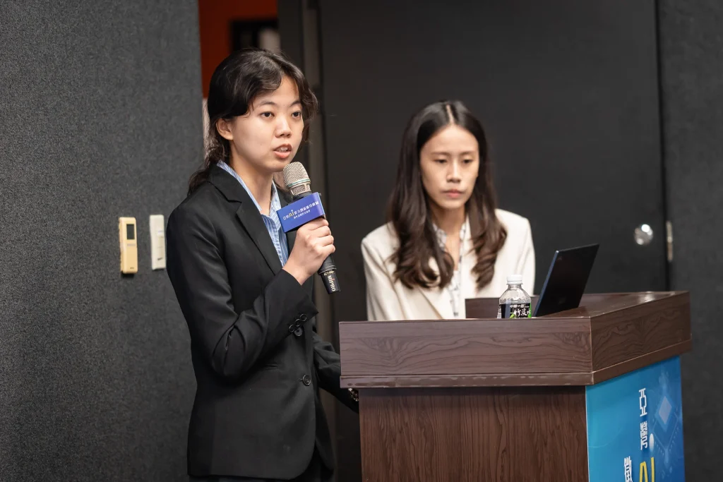 0516 0018 1 企業會議攝影,講者於講台前使用麥克風進行主持或專題說明