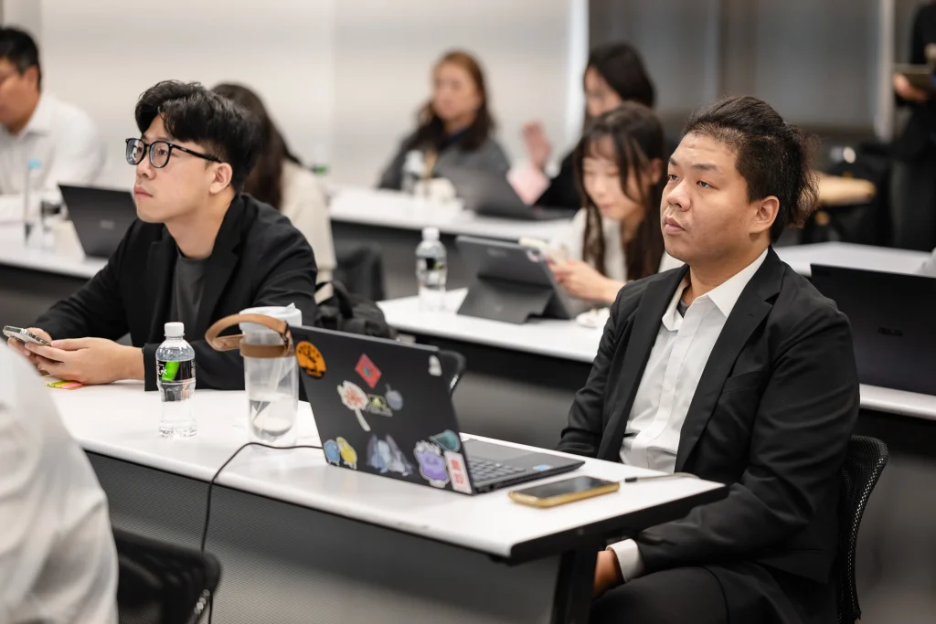 0516 0023 1 商業會議紀錄,企業代表使用筆記型電腦參與 AI 算力應用討論