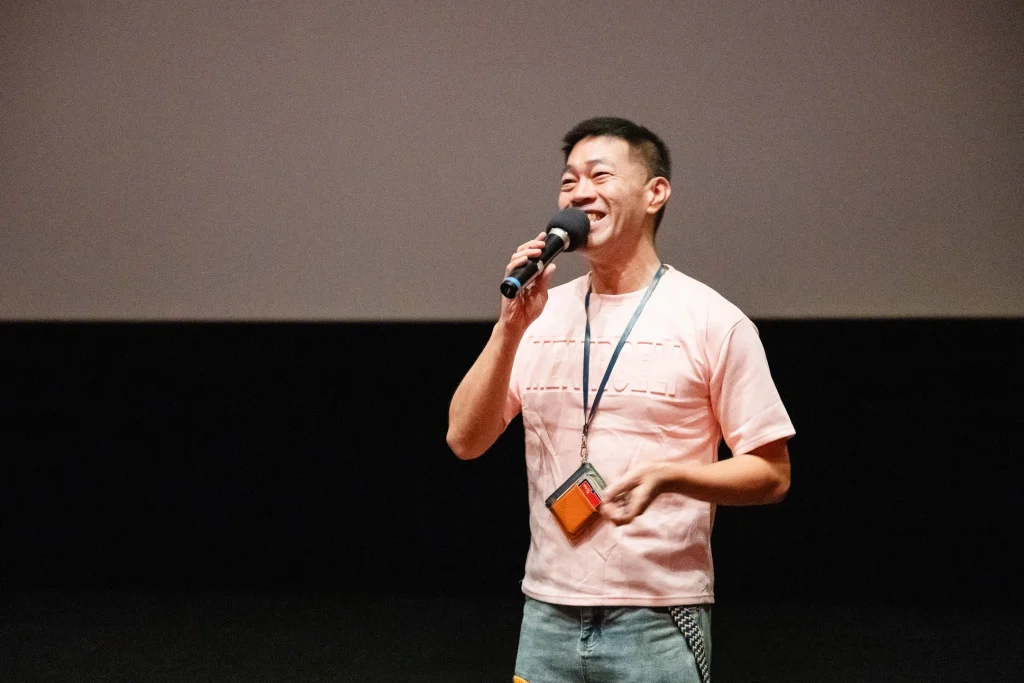 0516 0026 2 台北電影放映會攝影,北港朝天宮主持人陳唱在影廳中進行活動分享