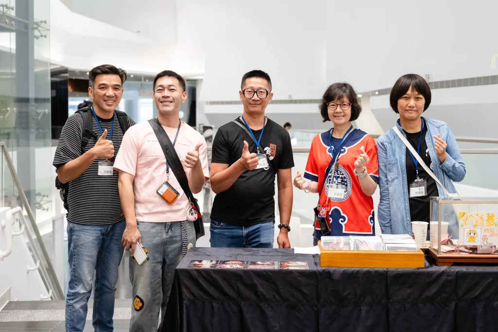 北港媽祖人文紀錄攝影，工作人員與參與者在活動桌旁合照