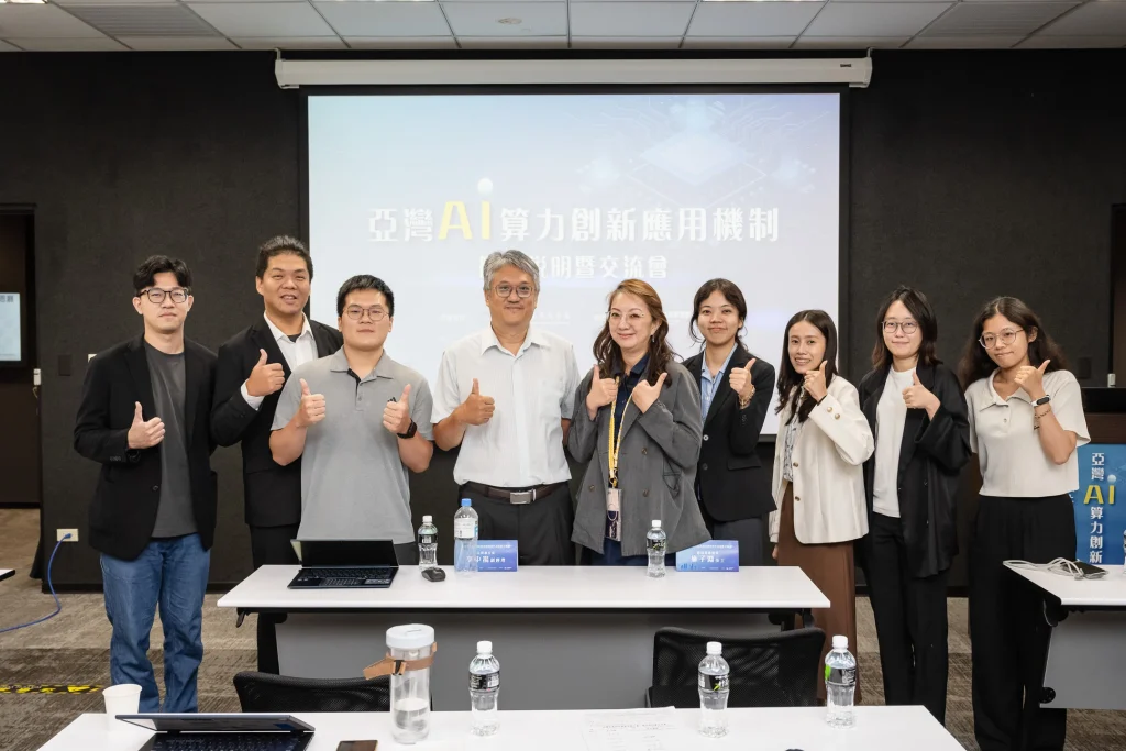 0516 0039 1 企業活動攝影,講者、工作人員與與會者在活動主視覺前合影