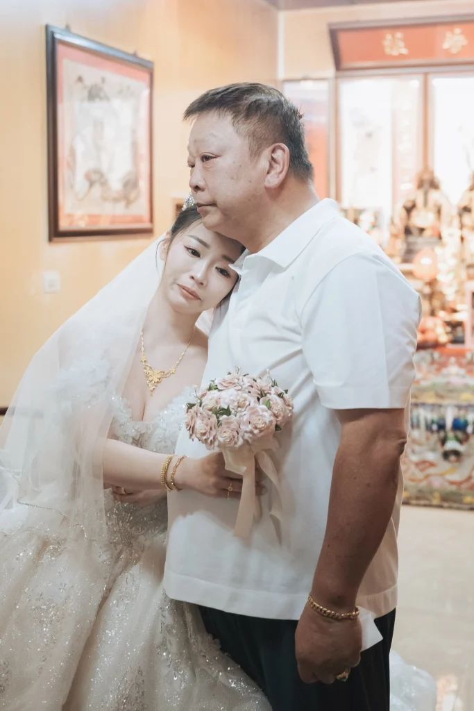 0516 0041 婚禮父女情感紀錄,新娘依偎在父親身旁準備走向人生下一個階段