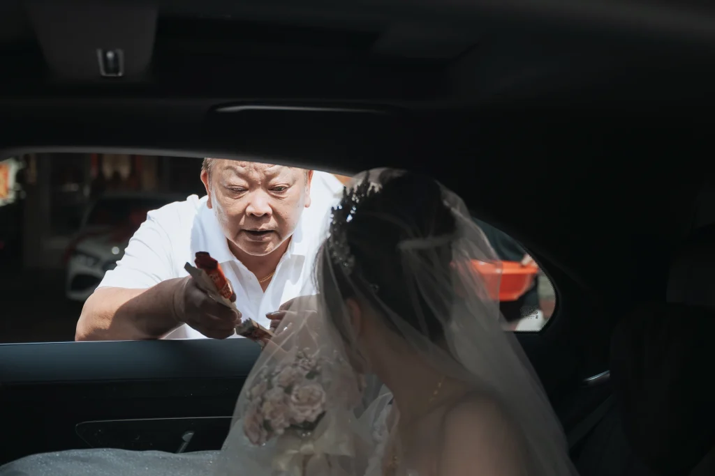 0516 0044 新娘出嫁紀錄,父親在禮車旁與坐在車內的女兒溫柔互動