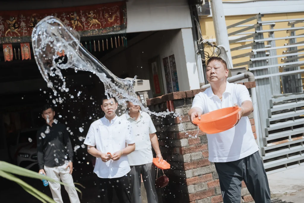 0516 0047 北港迎娶習俗,親友在住家門口以潑水儀式祝福新人出發