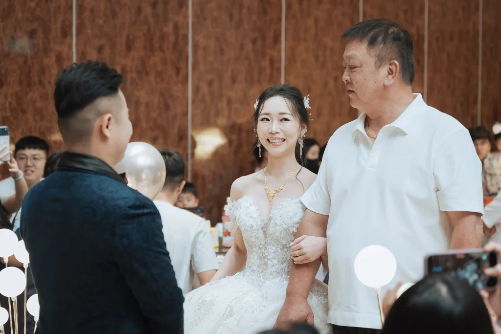 0516 0069 婚禮父親交手,新娘牽著父親的手走向等待中的新郎