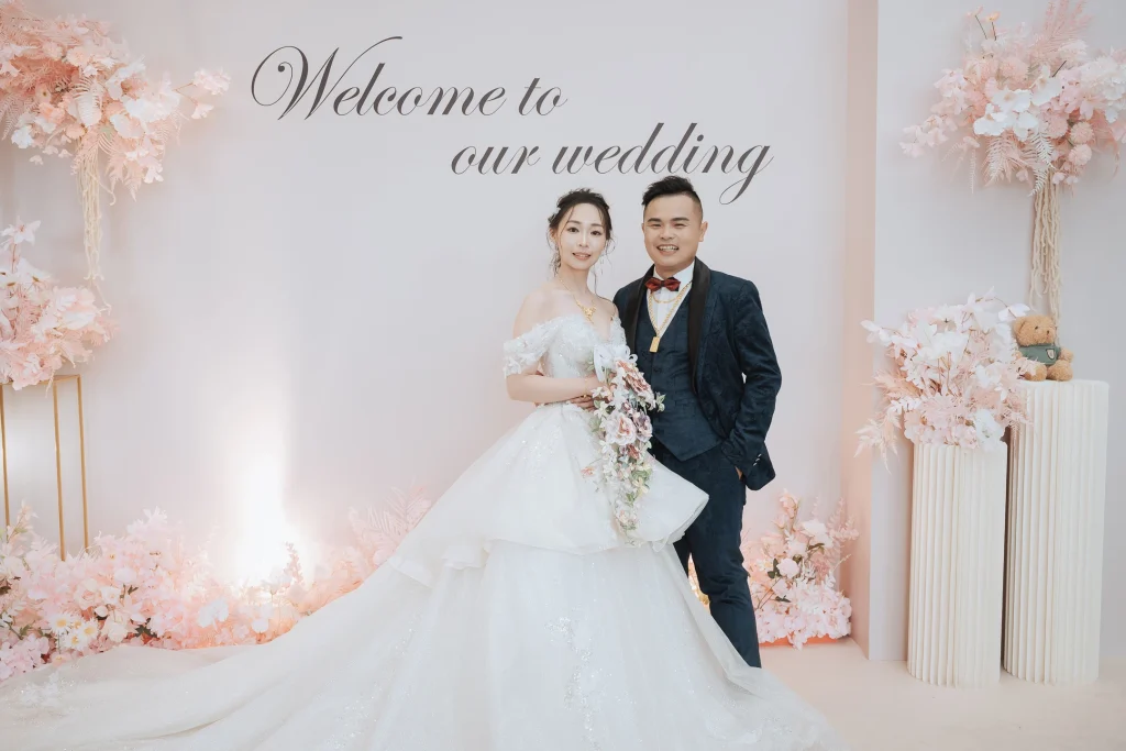 0516 0078 北港婚宴攝影,新郎新娘在婚宴背板前留下正式合照