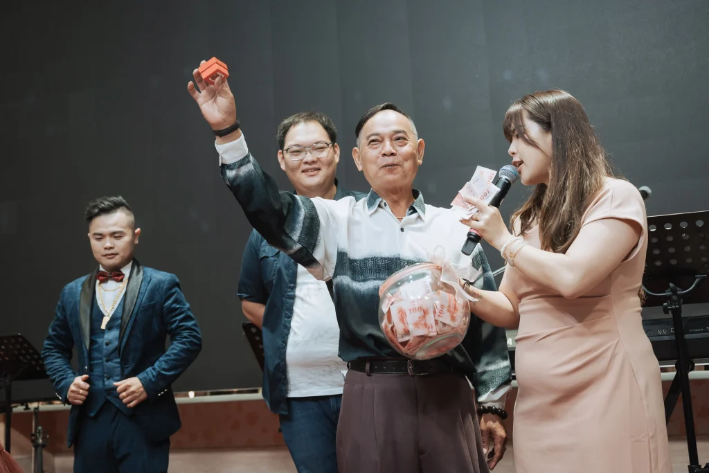 0516 0088 婚宴抽獎活動,長輩上台與新人及親友互動並分享現場歡樂