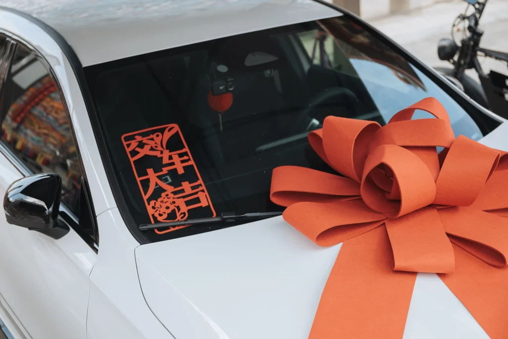 嫁妝車婚禮紀錄，白色奔馳車前綁著大型紅色蝴蝶結，準備迎接女兒歸寧回娘家