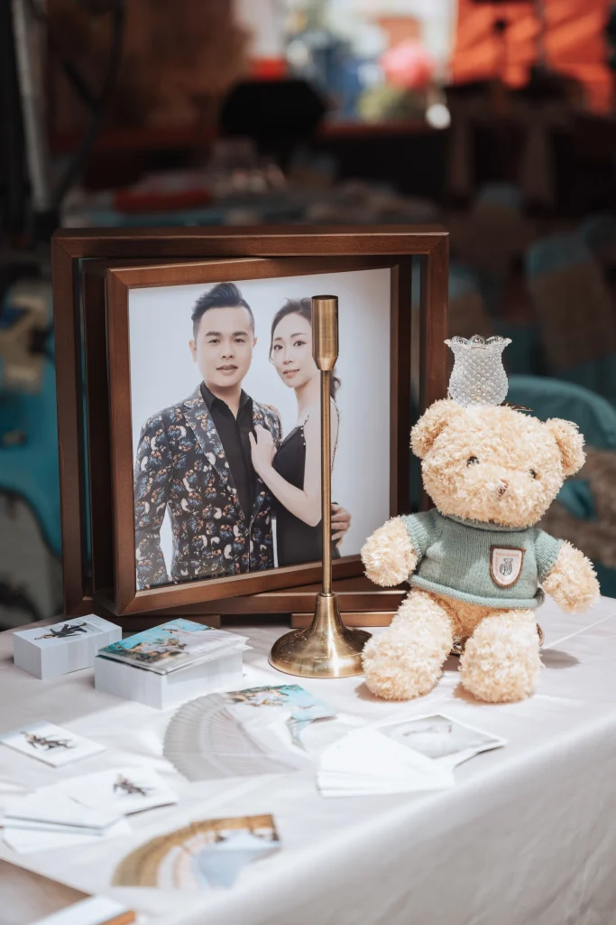 歸寧婚禮細節攝影，桌上擺放新人婚紗照、玩偶與回娘家活動紀念小物