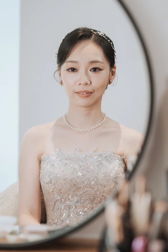 北港新娘攝影，新娘穿著禮服並在鏡前整理妝容與婚禮造型