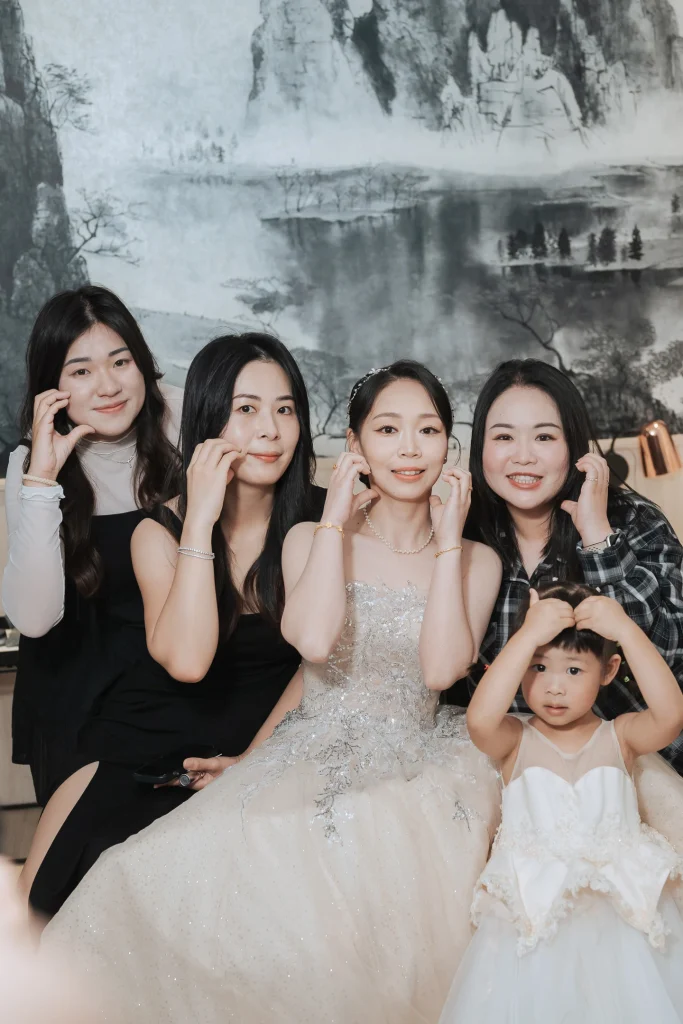 回娘家婚禮紀錄，新娘與女性親友及小朋友在歸寧活動中合影