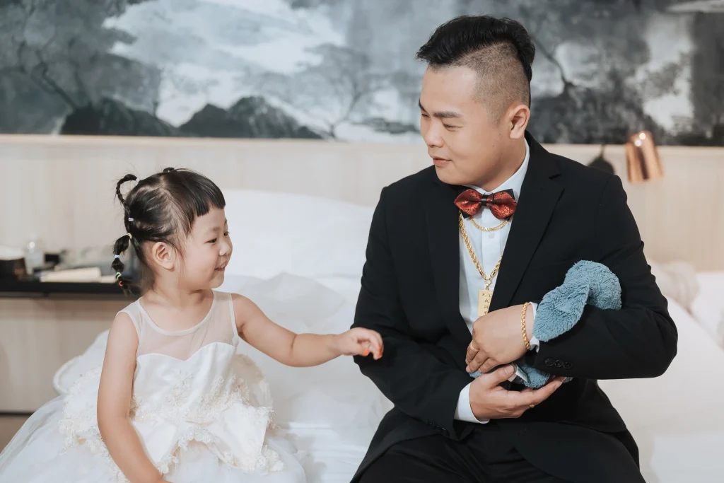北港婚禮攝影，冠燁與芷苓閨蜜女兒在歸寧活動準備期間自然互動
