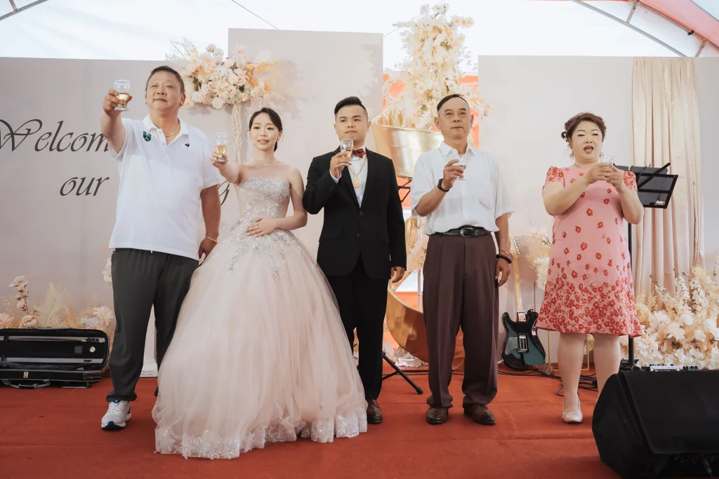 北港婚禮紀錄，冠燁與芷苓和長輩親友在歸寧活動背板前合影
