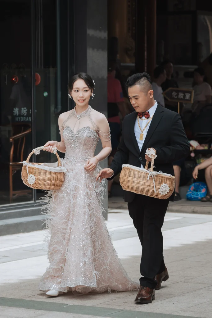 北港歸寧活動攝影，冠燁與芷苓穿著禮服提著竹籃走出室內準備與親友互動