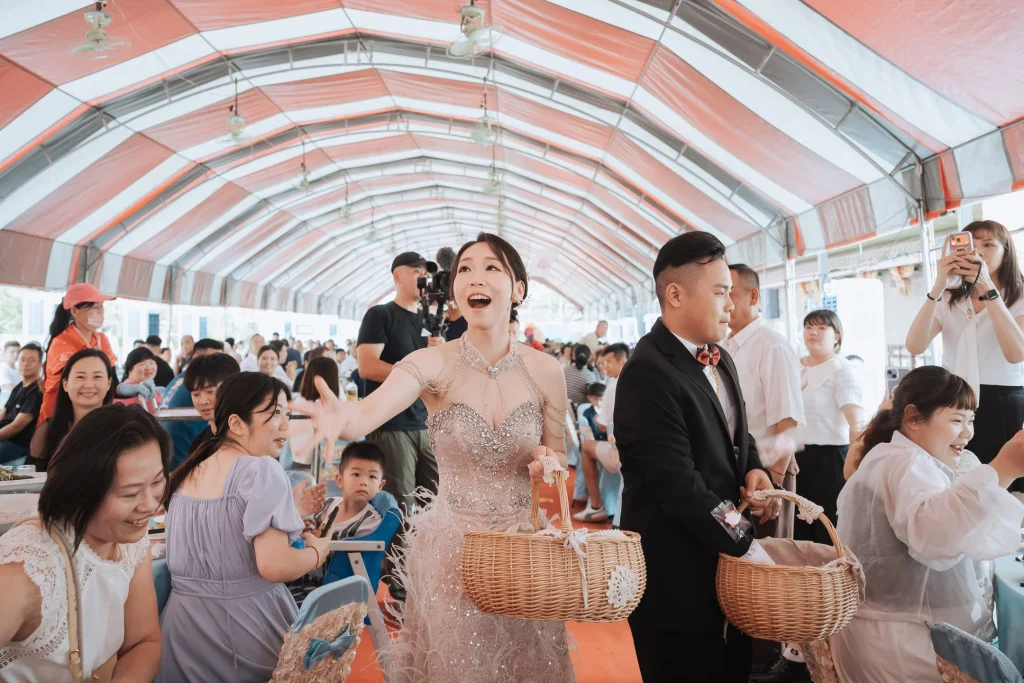 流水席婚宴攝影，新郎新娘提著竹籃走過親友席間進行歸寧活動