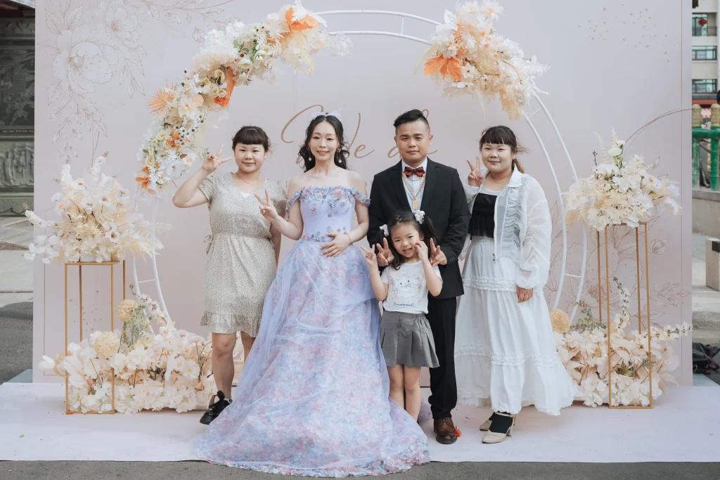 北港歸寧合照，冠燁與芷苓和家人及親友在歸寧活動背板前合影