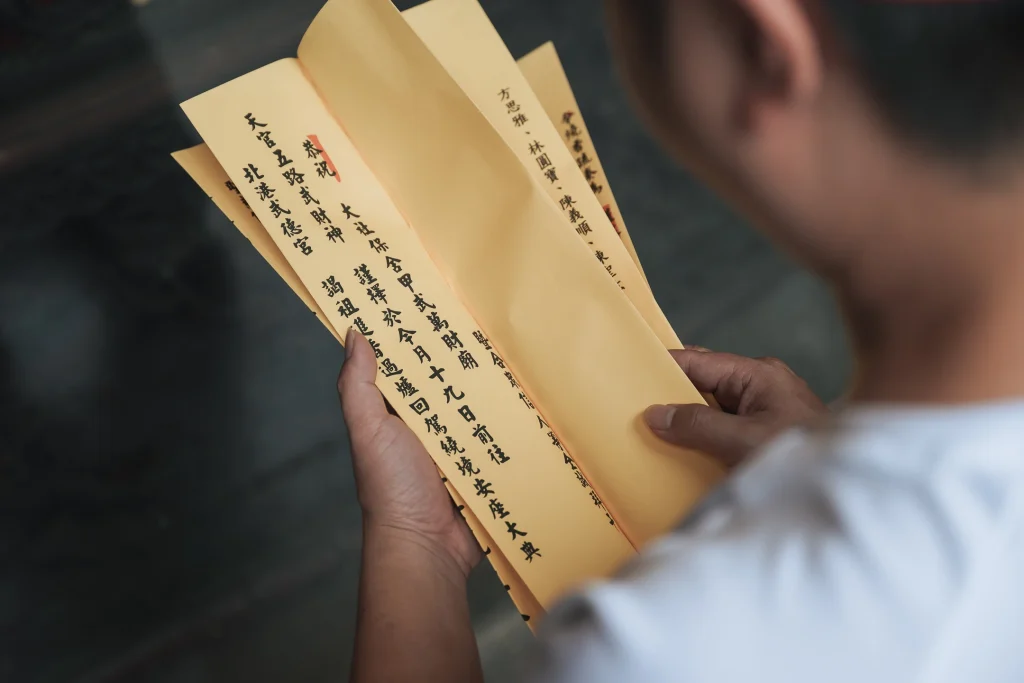 謁祖活動紀錄，手持活動文書或儀式文件的細節照片