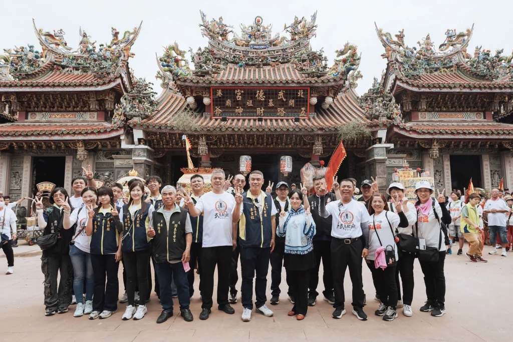 武萬財廟信眾合照，活動人員與參與者在北港武德宮，宮廟正殿前合影
