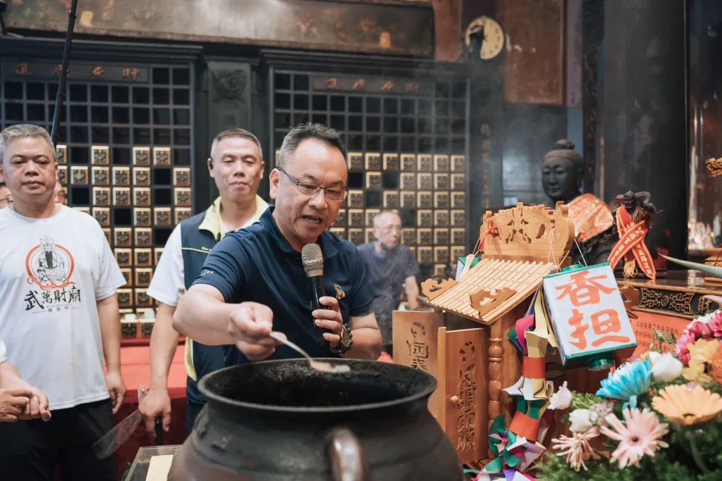 宮廟禮香攝影，活動人員在香爐前進行祭拜與祈福