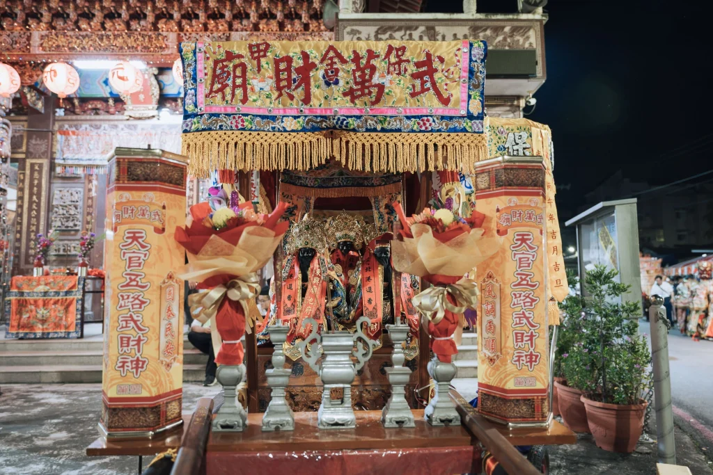 武萬財廟夜間活動，神轎停留在廟宇前並接受信眾參拜