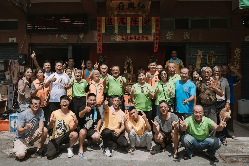 謁祖遶境團體合照，活動人員在宮廟據點前留下紀念照片