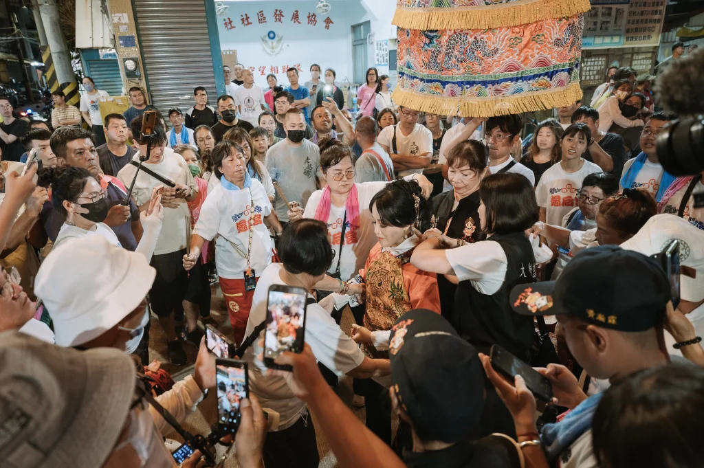 宮廟活動現場紀錄，信眾圍繞神轎並用手機記錄儀式 巷仔媽，大樹慈后宮媽祖